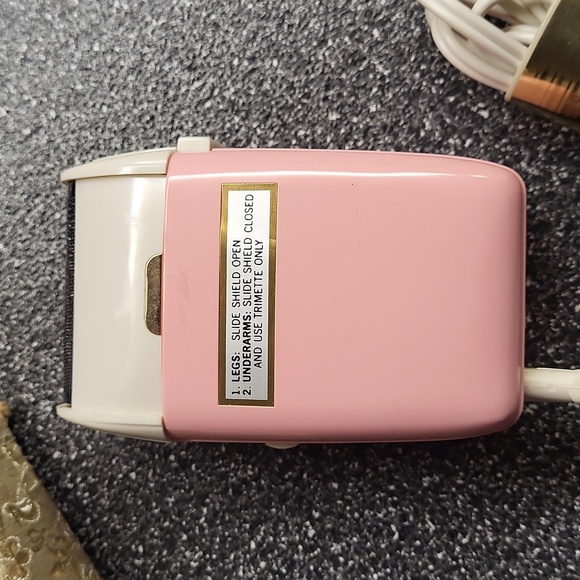 Vintage Ronson Pink and Gold Electric Shaver with Case - Picture 6 of 6
